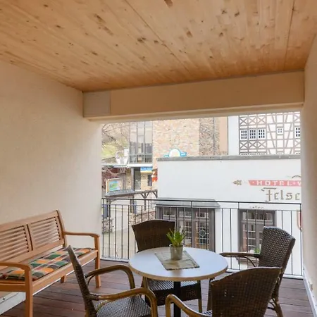 Talstation 20 / Innenstadt, 2 Schlafzimmer, Terrasse דירה